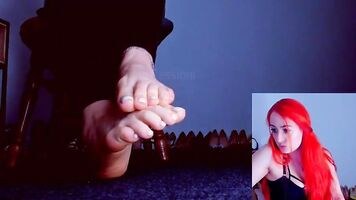 Foot diva slaps her naked ass infront of cam and teases with her feet