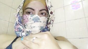 Real Amateur Arab Muslim Mom Masturbates Squirting Pussy And Playing With Boobs On Webcam