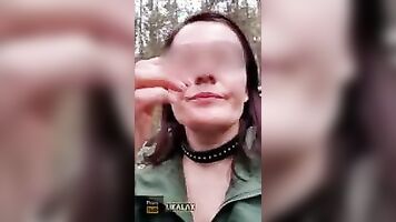 Снимаю свои сиськи на телефон в парке где гуляют люди